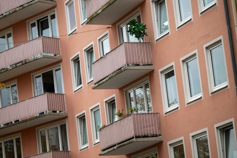 In München lag die durchschnittliche Kaltmiete mit etwa 23 Euro je Quadratmeter an der Spitze. (Archivbild) Foto: Peter Kneffel/