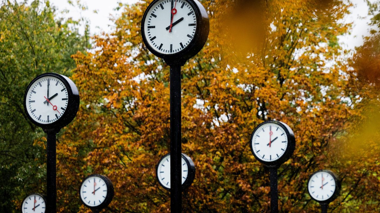 In der Nacht von Samstag auf Sonntag endet die Sommerzeit. Um 3.00 Uhr werden die Uhren auf 2.00 Uhr zurückgestellt. (Symbolbild
