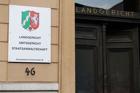 Das Amtsgericht Detmold verhandelt ab Montag gegen einen Arzt und eine Krankenschwester nach dem Tod einer Zwölfjährigen. (Symbo