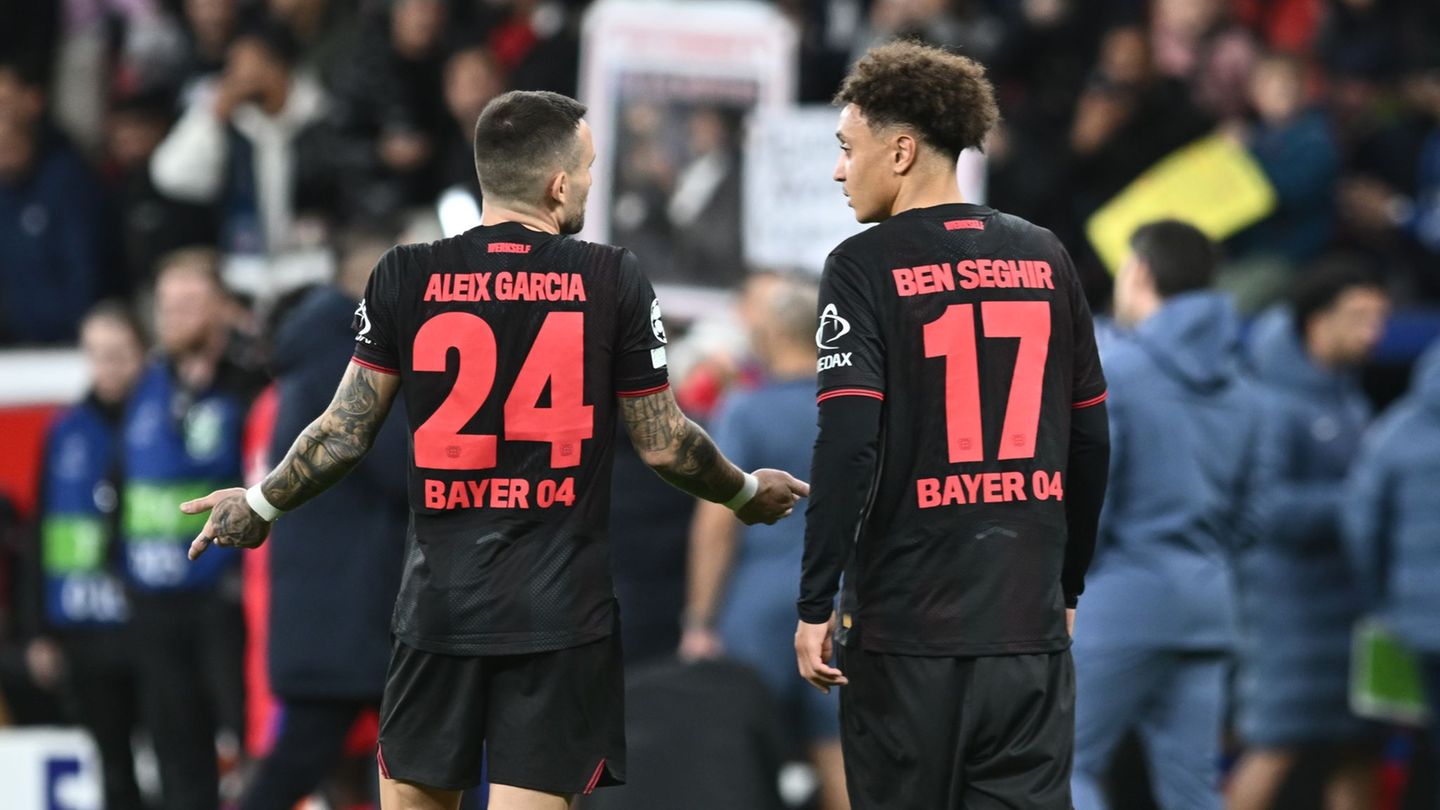 Leverkusens Aleix Garcia war nach der hohen Niederlage enttäuscht. Foto: Bernd Thissen/dpa