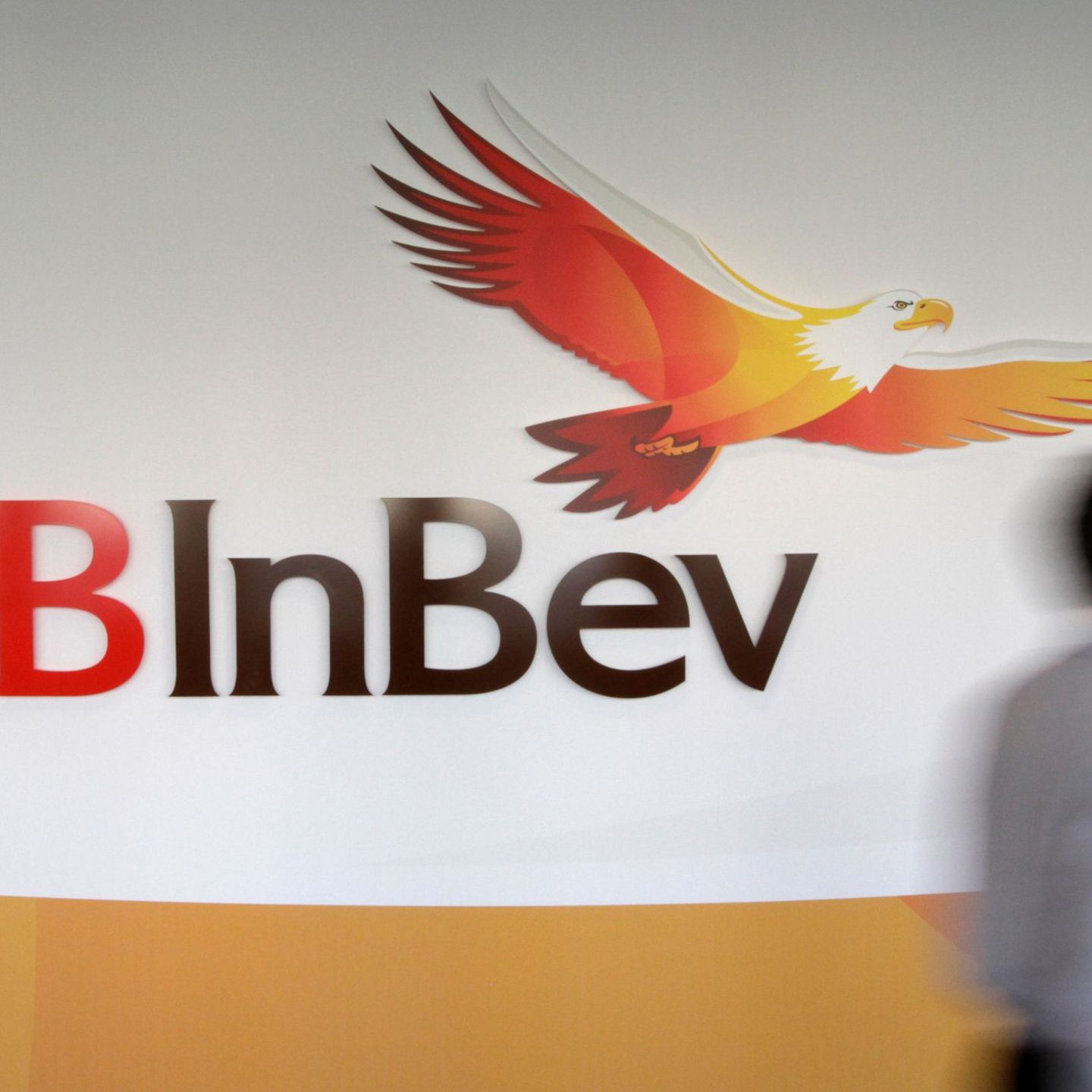 Der weltgrößte Braukonzern AB Inbev bringt sein Lagerbier zurück auf den deutschen Markt. (Archivbild) Foto: Yves Logghe/ap/dpa