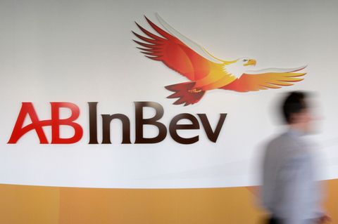 Der weltgrößte Braukonzern AB Inbev bringt sein Lagerbier zurück auf den deutschen Markt. (Archivbild) Foto: Yves Logghe/ap/dpa