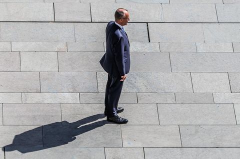 Bundeskanzler Friedrich Merz steht nach seinen "Stadtbild"-Aussagen ziemlich alleine da. 