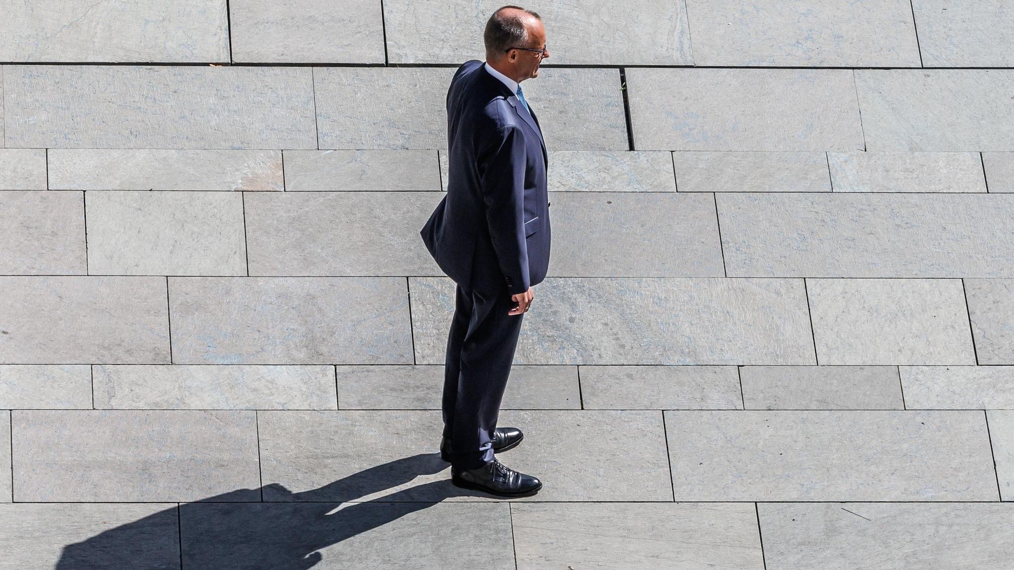 Bundeskanzler Friedrich Merz steht nach seinen "Stadtbild"-Aussagen ziemlich alleine da. 