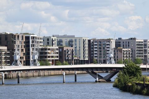 In Hamburg lag die durchschnittliche Kaltmiete laut Kiel Institut zuletzt bei 15,62 Euro je Quadratmeter. (Archivbild) Foto: Chr