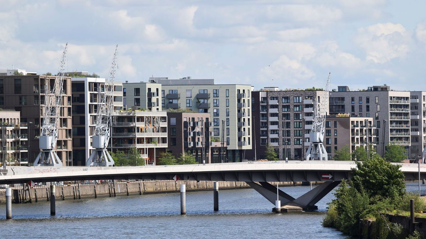 In Hamburg lag die durchschnittliche Kaltmiete laut Kiel Institut zuletzt bei 15,62 Euro je Quadratmeter. (Archivbild) Foto: Chr