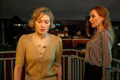 "Die Verteidigerin - Der Fall Belling": Lou Caspari (Andrea Sawatzki, r.) ist misstrauisch geworden: Was will Linda Belling (V