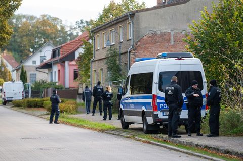 Polizisten suchen auf einem Grundstück in Brandenburg nach Beweismitteln im Fall Rebecca