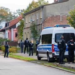 Polizisten suchen auf einem Grundstück in Brandenburg nach Beweismitteln im Fall Rebecca