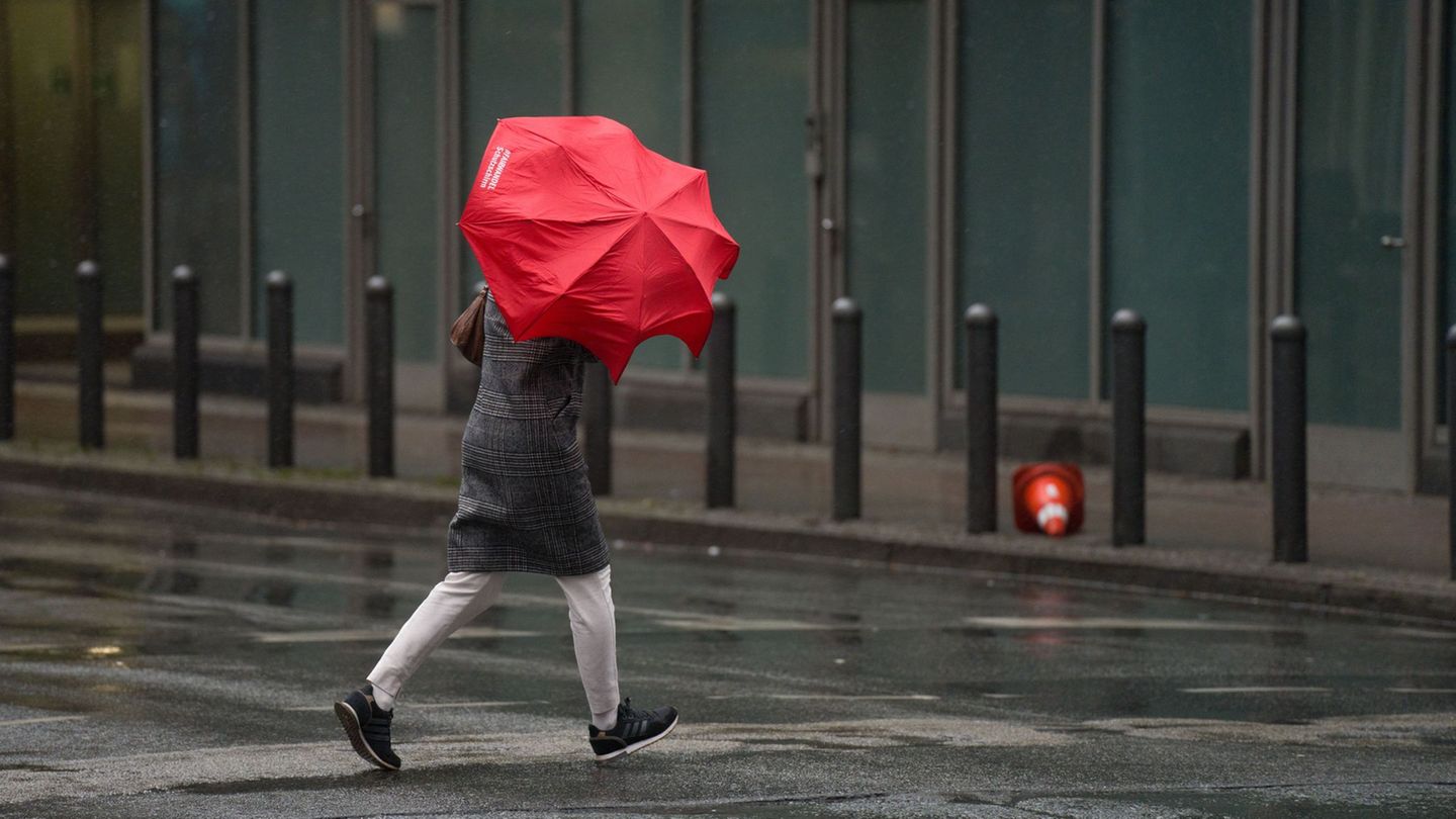 Am Donnerstag sind Sturm und Starkregen in Hessen möglich. (Symbolbild) Foto: Frank Rumpenhorst/dpa