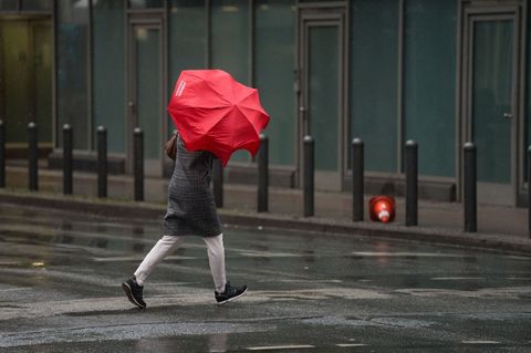Am Donnerstag sind Sturm und Starkregen in Hessen möglich. (Symbolbild) Foto: Frank Rumpenhorst/dpa