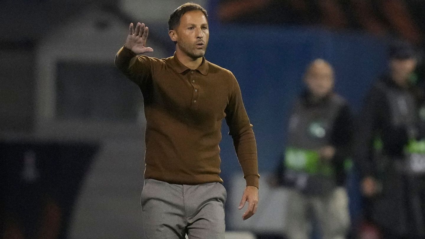 Trainer Domenico Tedesco steht mit Fenerbahce vor einem spannenden Spiel gegen Stuttgart. (Archivbild) Foto: Darko Bandic/AP/dpa