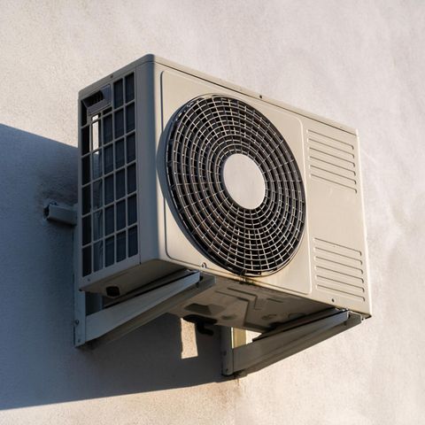 eine Wärmepumpe an der Fassade eines Gebäudes