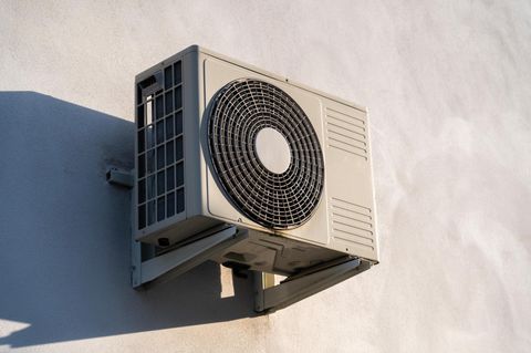 eine Wärmepumpe an der Fassade eines Gebäudes
