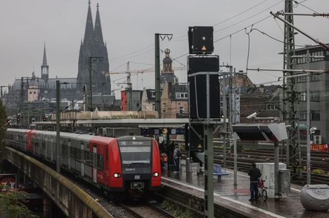 Eine Signalstörung sorgte im Raum Köln bis in die Nacht für Probleme im Regionalverkehr. (Archivbild) Foto: Oliver Berg/dpa