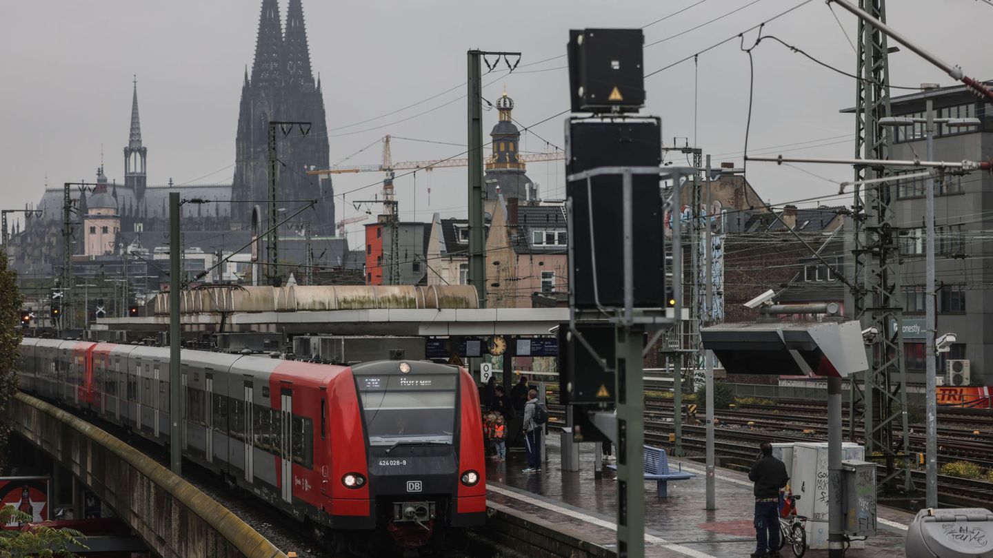 Eine Signalstörung sorgte im Raum Köln bis in die Nacht für Probleme im Regionalverkehr. (Archivbild) Foto: Oliver Berg/dpa