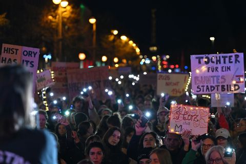 Laut Polizei kamen rund 2.000 Menschen zu der Demonstration. Foto: Lilli Förter/dpa