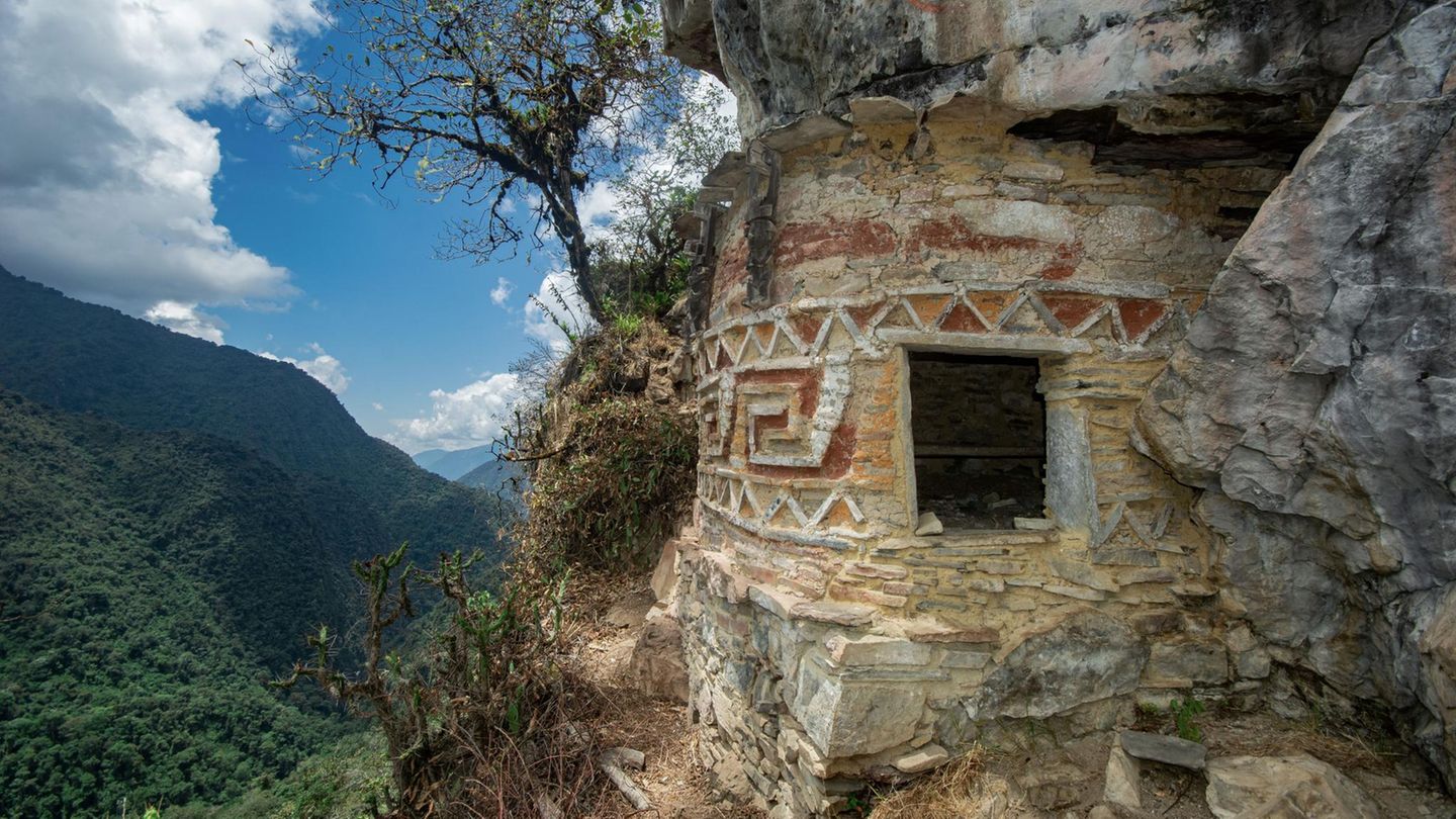 Peru Uralte Ruinen, weite Wälder und moderne Städte – das gibt es in Peru. Neue Flughäfen erleichtern die Anreise. Am Machu Picchu sorgen neue Besucherwege für weniger Gedränge, und Lima entwickelt sich mit der Nikkei-Küche zur Foof-Metropole. Einen kulinarischen Trend setzt auch die von der Unesco ausgezeichnete Gastronomie der Region Arequipa