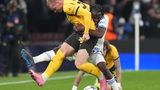 Kopenhagen, Dänemark. Eine intensive Champions-League-Nacht liegt hinter Borussia Dortmund, am Ende setzte der BVB sich mit 4:2 (1:1) beim FC Kopenhagen durch. Hier behauptet Dortmunds Julian Ryerson (l.) den Ball gegen Kopenhagens Yoram Zague