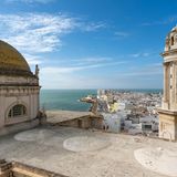 Die Stadt Cádiz in Spanien besucht man am besten zur Faschingszeit. Denn hier findet der größte Karneval des Landes statt. Kulturell lockt Cádiz ansonsten mit leidenschaftlichen Flamenco-Auftritten, phönizischen Straßen, gesäumt von Sherry- und Tapas-Bars