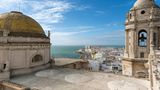 Die Stadt Cádiz in Spanien besucht man am besten zur Faschingszeit. Denn hier findet der größte Karneval des Landes statt. Kulturell lockt Cádiz ansonsten mit leidenschaftlichen Flamenco-Auftritten, phönizischen Straßen, gesäumt von Sherry- und Tapas-Bars