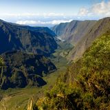 Auf den ersten Blick sieht es nicht so aus, aber Réunion ist ein bunter Mix von Kulturen aus vier Ländern. Diese Vielfalt spiegelt sich in Märkten, Tempeln und Kirchen. Auf der Insel gibt s 400 Mikroklimata, unzählige endemische Arten. Besonders ist das Unesco-geschützte Bergland
