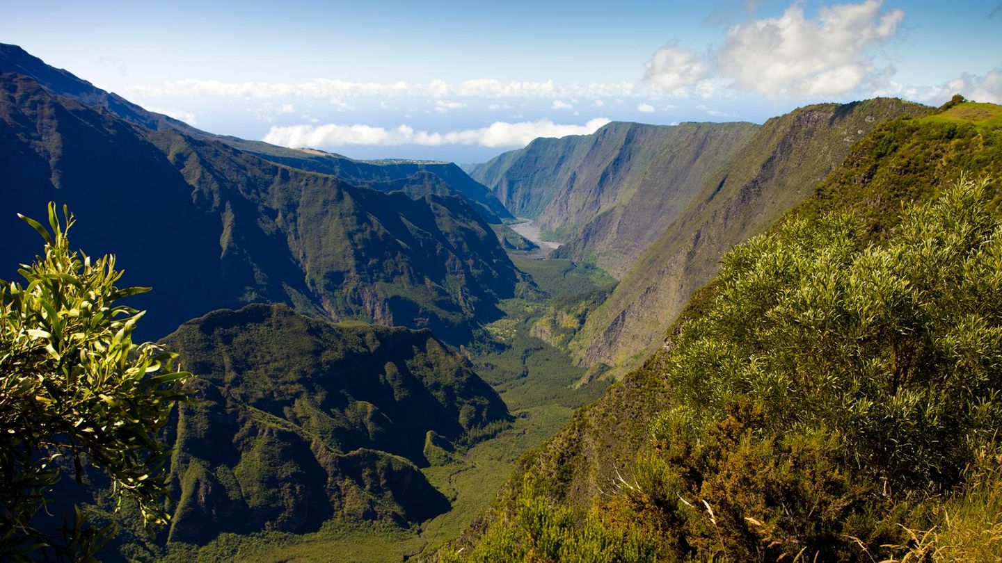 La Réunion Auf den ersten Blick sieht es nicht so aus, aber Réunion ist ein bunter Mix von Kulturen aus vier Ländern. Diese Vielfalt spiegelt sich in Märkten, Tempeln und Kirchen. Auf der Insel gibt s 400 Mikroklimata, unzählige endemische Arten. Besonders ist das Unesco-geschützte Bergland