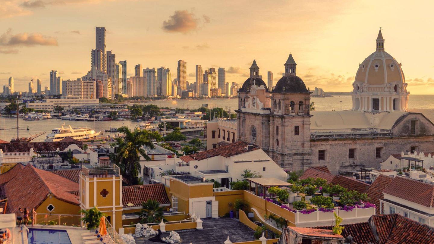 Kolumbien In Kolumbien beeindruckt die historische Altstadt von Cartagena mit Hotels, Restaurants und Geschäften im Stil spanischer Kolonialarchitektur. Farbenfrohe Streetart macht die Straßen zu einer Open-Air-Galerie. Wer abends noch nichts vorhat, kann sich in den kleinen Gassen zwischen Streetfood, Musik und Tanz verlieren