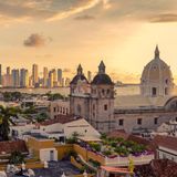 In Kolumbien beeindruckt die historische Altstadt von Cartagena mit Hotels, Restaurants und Geschäften im Stil spanischer Kolonialarchitektur. Farbenfrohe Streetart macht die Straßen zu einer Open-Air-Galerie. Wer abends noch nichts vorhat, kann sich in den kleinen Gassen zwischen Streetfood, Musik und Tanz verlieren