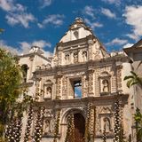 Eindrucksvolle Architektur, Märkte und Festivals gibt es auch in Quetzaltenango in Guatemala. Das Gute: keine Touristenmassen. Geprägt wird das Stadtbild von der spanischen Kultur und dem Erbe der Maya. Ein besonderer Hingucker: die bunten Kirchen