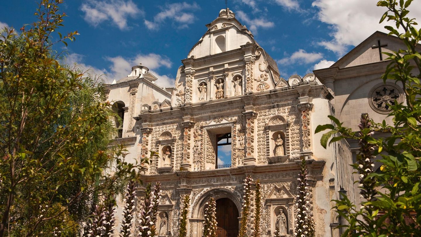 Guatemala Eindrucksvolle Architektur, Märkte und Festivals gibt es auch in Quetzaltenango in Guatemala. Das Gute: keine Touristenmassen. Geprägt wird das Stadtbild von der spanischen Kultur und dem Erbe der Maya. Ein besonderer Hingucker: die bunten Kirchen