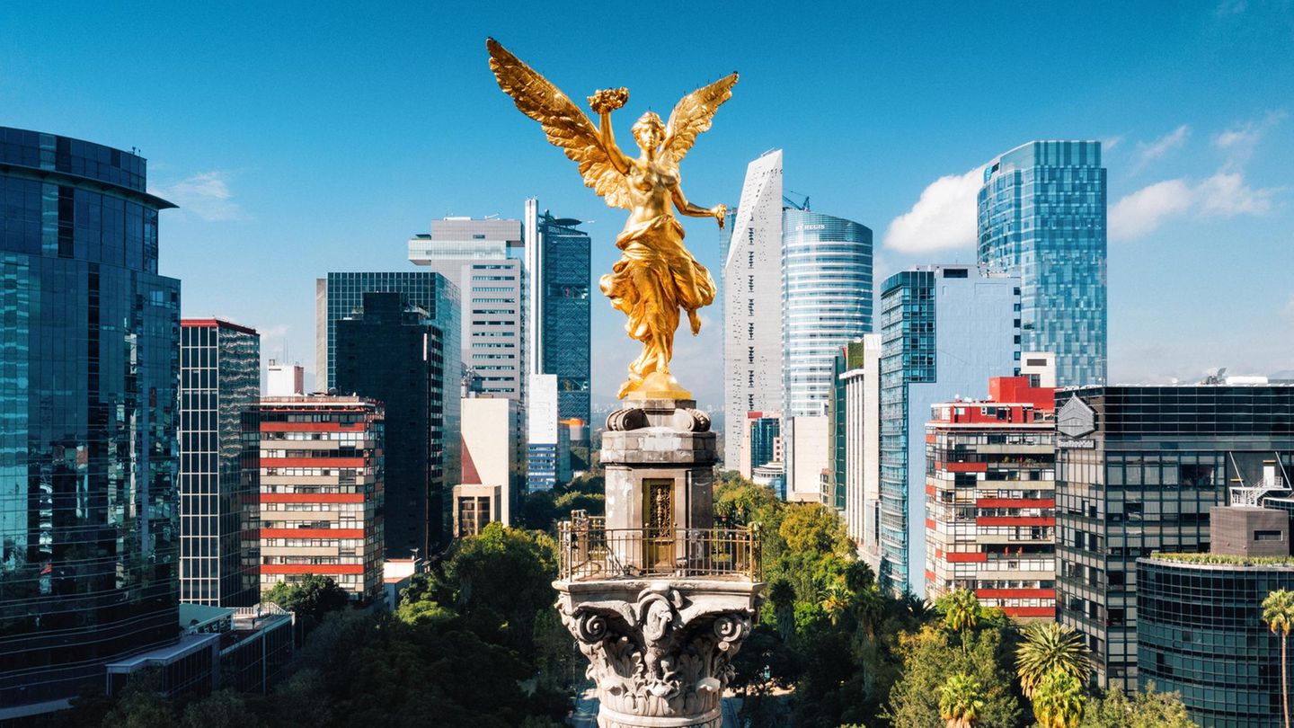 Mexiko-Stadt, Mexiko Mexikos Hauptstadt, Mexiko-Stadt, lockt mit grünen Parks, Café-Kultur, Streetfood und Kunst. Die Geschichte des Landes erzählen Wandgemälde – von den Azteken bis in die Gegenwart. Wer auf den Spuren berühmter Persönlichkeiten wandelt, kommt hier ebenfalls voll auf seine Kosten: Frieda Kahlo und Diego Rivera waren bereits hier