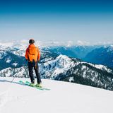 Den Alpen zum Verwechseln ähnlich: In British Columbia können Reisende durch moosbedeckte Wälder streifen, wilde Flüsse überqueren und über weiße Pisten wedeln. Wer von der Natur genug hat, macht einen Abstecher in die Metropole Vancouver