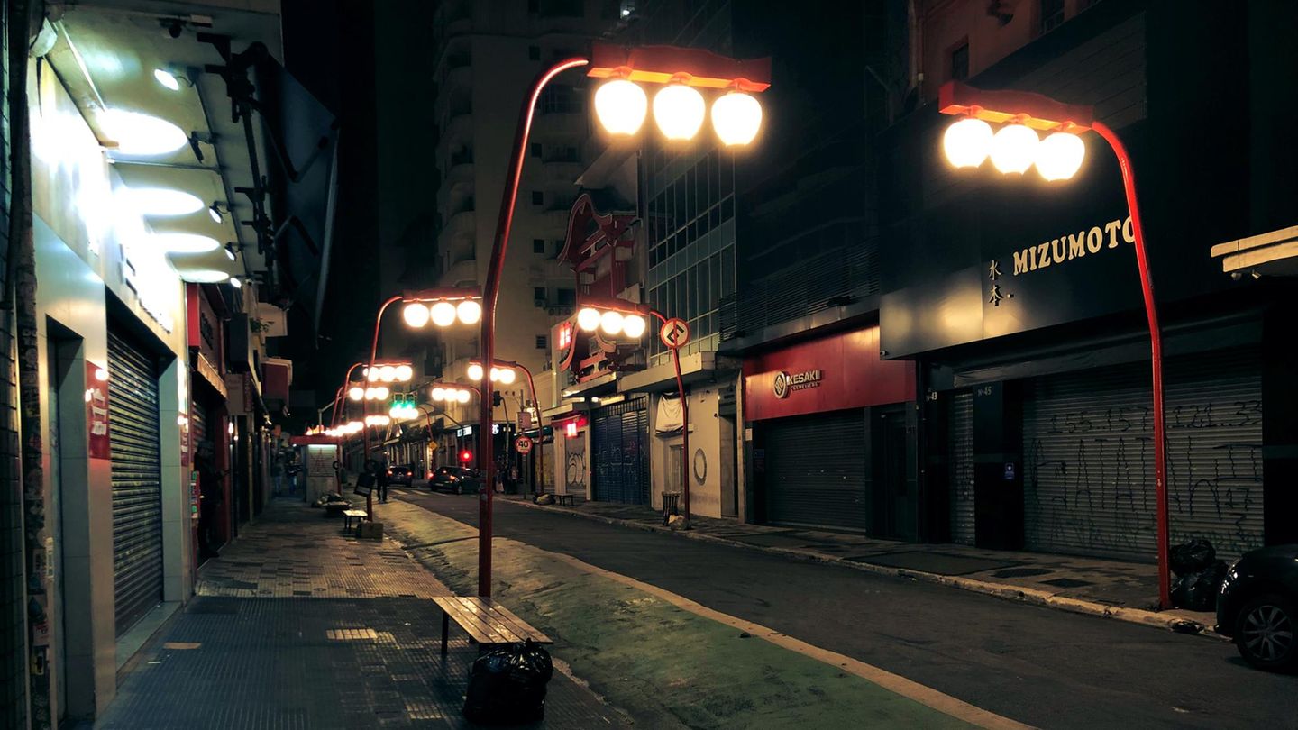 Die roten Laternen sind der Beweis: Sie befinden sich in "Little Japan" in Brasiliens Hauptstadt São Paulo. Hier können Sie die Geschichte der japanisch-brasilianischen Gemeinschaft, afrobrasilianische Wurzeln und Gedenkstätten erkunden. An einigen Ecken überrascht Streetart im Anime-Stil – andernorts bieten fernöstliche Gärten Platz für ruhige Verschnaufpausen