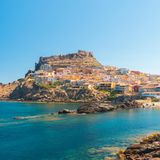 Wer Italien bisher nur auf dem Festland besucht hat, sollte unbedingt noch einen Abstecher nach Sardinien machen. Besonders sind dort nicht nur die karibisch anmutenden Strände, sondern auch die steinernen Turmbauten aus der Bronzezeit. Promi-Fans erhaschen an der Costa Smeralda vielleicht einen Blick auf ihre Idole. Naturliebhaber locken Wanderwege wie der Cammino di Santa Barbara