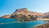 Wer Italien bisher nur auf dem Festland besucht hat, sollte unbedingt noch einen Abstecher nach Sardinien machen. Besonders sind dort nicht nur die karibisch anmutenden Strände, sondern auch die steinernen Turmbauten aus der Bronzezeit. Promi-Fans erhaschen an der Costa Smeralda vielleicht einen Blick auf ihre Idole. Naturliebhaber locken Wanderwege wie der Cammino di Santa Barbara