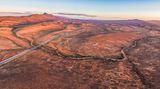 Wer Romantik-Urlaub mag, ist im australischen Outback gut aufgehoben: Während des Sonnenuntergangs leuchten die Ikara-Flinders Ranges rot – nachts leuchtet der klare Himmel voller Sterne. Für Historiker sind die markanten Felsen ein Hingucker: Dort haben die Ureinwohner des Landes ihre Geschichten verewigt