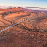 Wer Romantik-Urlaub mag, ist im australischen Outback gut aufgehoben: Während des Sonnenuntergangs leuchten die Ikara-Flinders Ranges rot – nachts leuchtet der klare Himmel voller Sterne. Für Historiker sind die markanten Felsen ein Hingucker: Dort haben die Ureinwohner des Landes ihre Geschichten verewigt