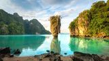 Auf der thailändischen Insel Phuket lässt es sich gut arbeiten und reisen. Wegen der liberalen Visaregelung leben hier viele digitale Nomaden. Abenteurer gibt es an weißen Sandstränden, bei Tauchgängen im Meer oder an den dschungelbewachsenen Küsten