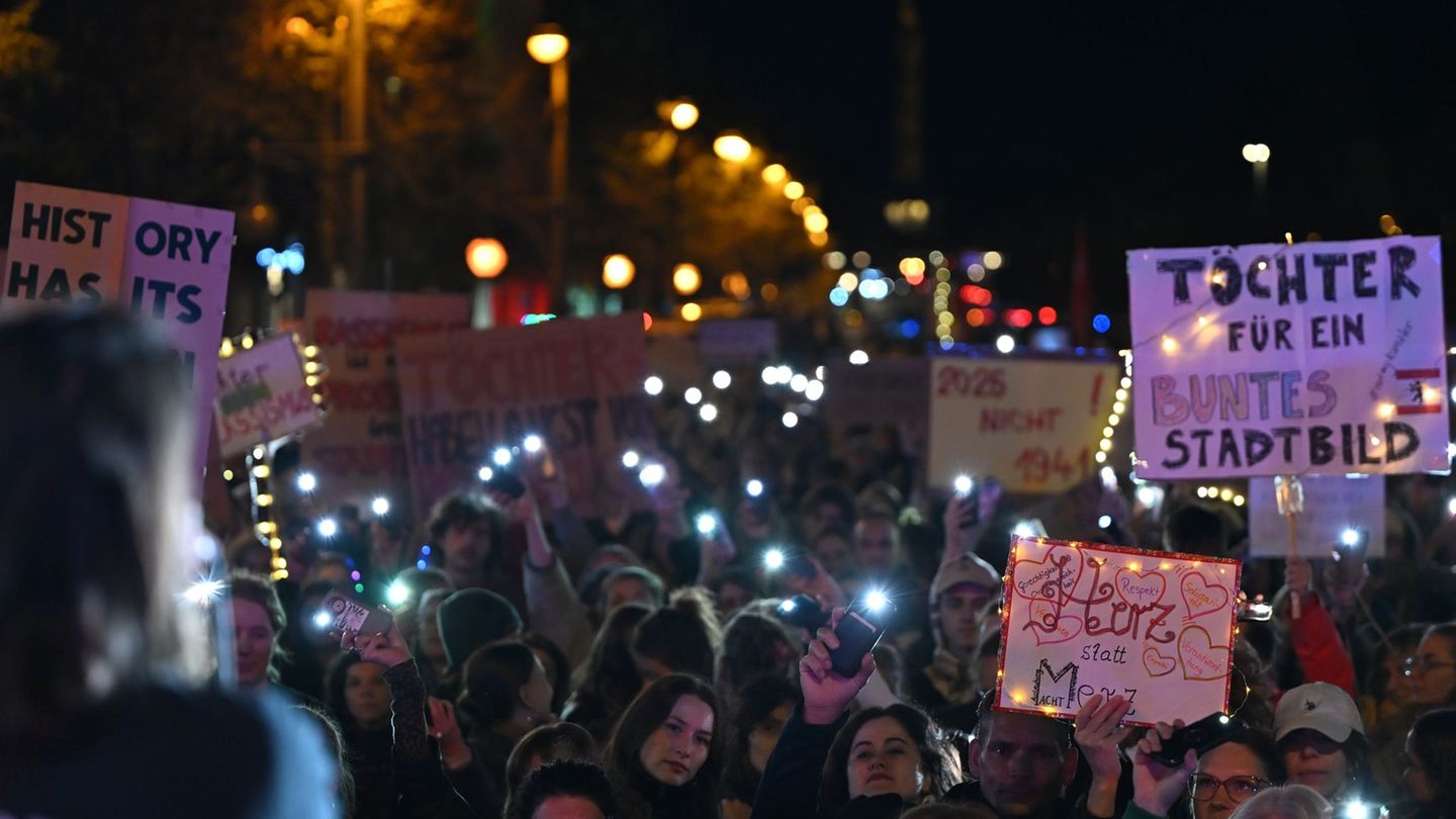 Laut Polizei kamen rund 2.000 Menschen zu einer Demonstration in Berlin. Foto: Lilli Förter/dpa