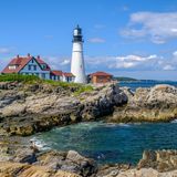 Maine ist der erste US-Bundesstaat, in dem die Sonne aufgeht. Naturfreunde sind bei Küstenwanderungen und im Acadia-Nationalpark gut aufgehoben. Genussspechte dürften sich in der aufstrebenden Kulinarikszene Portlands wohlfühlen. Landschaftlich erinnert die Region mit ihren Inseln und Steilküsten an die Westküsten Europas