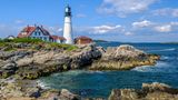 Maine ist der erste US-Bundesstaat, in dem die Sonne aufgeht. Naturfreunde sind bei Küstenwanderungen und im Acadia-Nationalpark gut aufgehoben. Genussspechte dürften sich in der aufstrebenden Kulinarikszene Portlands wohlfühlen. Landschaftlich erinnert die Region mit ihren Inseln und Steilküsten an die Westküsten Europas