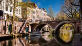 In Europa ist das mittelalterliche Zentrum der niederländischen Stadt Utrecht ein vielversprechendes Reiseziel. Grachten, Giebelhäuser, Buchläden und Museen prägen die Stadt, genau wie die einzigartigen Kanäle. Darunter laden Cafés in Gewölbekellern oder Galerien den Traveller ein