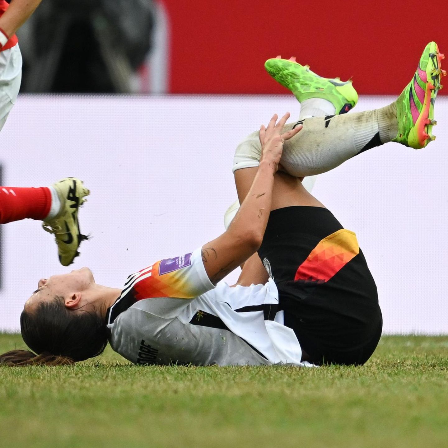 Kreuzbandrisse im Frauen-Fußball: Lena Oberdorf hält sich das Knie
