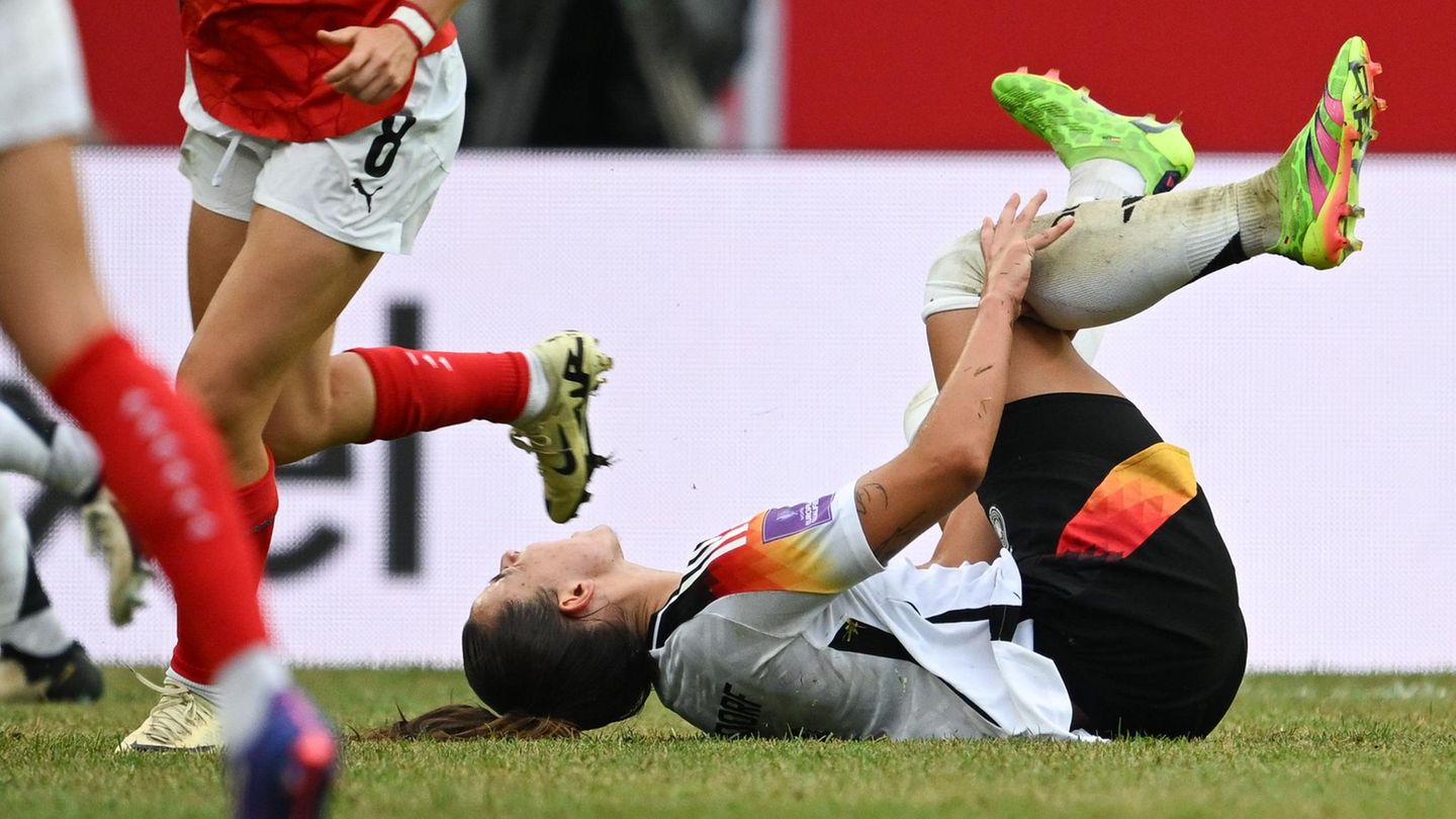 Kreuzbandrisse im Frauen-Fußball: Lena Oberdorf hält sich das Knie