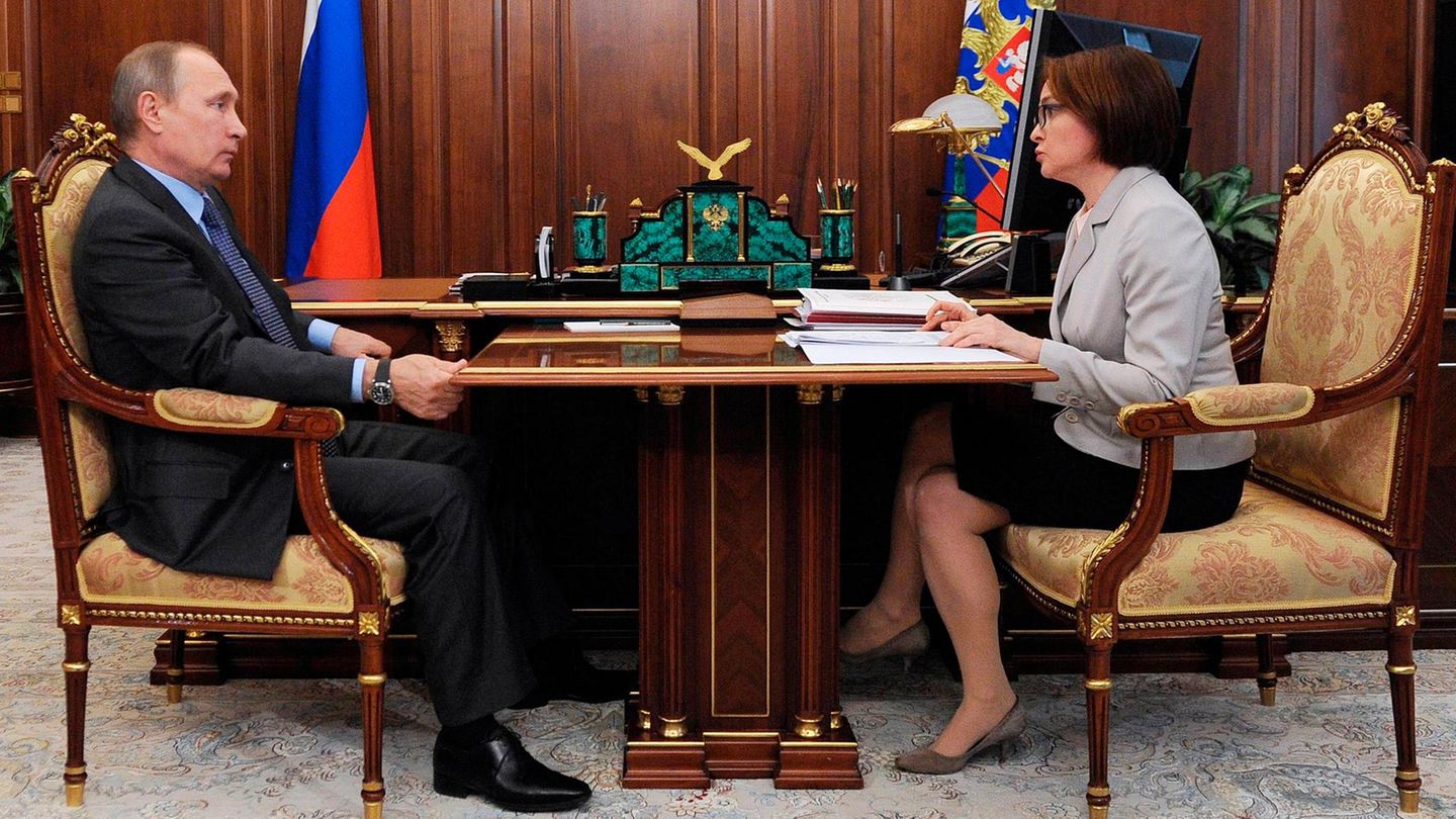 Wladimir Putin sitzt Notenbankchefin Elwira Nabiullina gegenüber