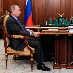 Wladimir Putin sitzt Notenbankchefin Elwira Nabiullina gegenüber