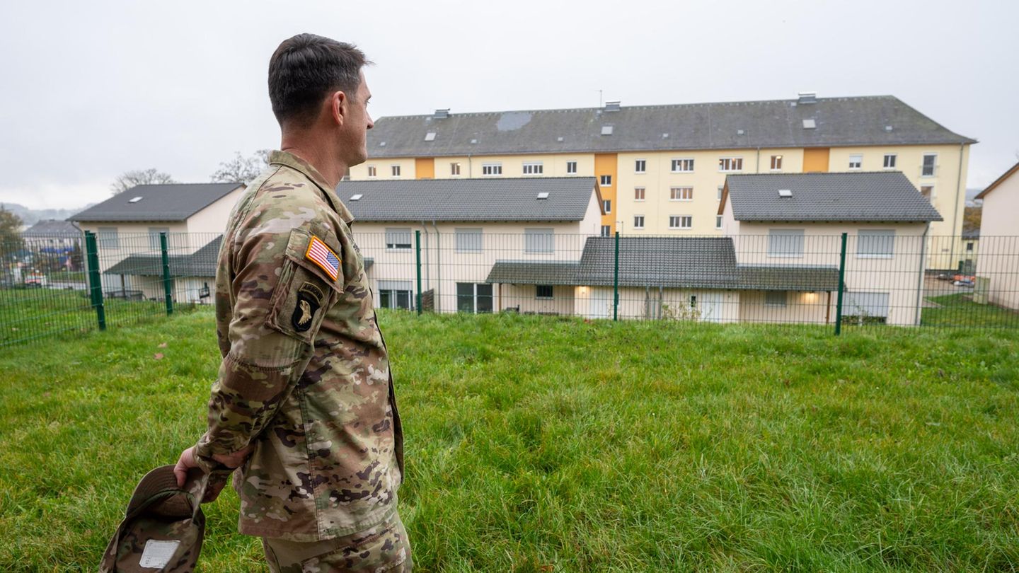 US shutdown: Federal government pays salaries for civilian employees of the Army