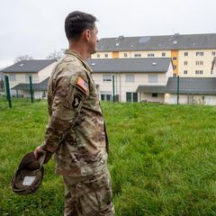 Ein Soldat der US Army in Deutschland schaut auf ein Kasernengebäude in Rheinland-Pfalz