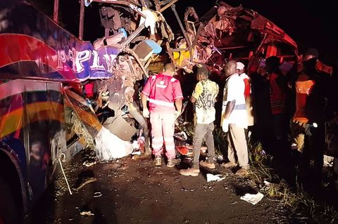 Die Fahrzeuge wurden schwer beschädigt. Foto: Uncredited/Uganda Red Cross/AP/dpa